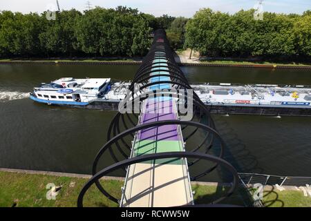 Slinky Ressorts pour la renommée de passerelle pour piétons, architecte Tobias Rehberger, le Rhine-Herne Canal près de Oberhausen Banque D'Images