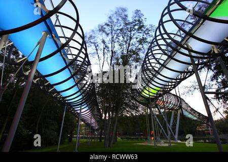 Slinky Ressorts pour la renommée de passerelle pour piétons, architecte Tobias Rehberger, traverser le Rhine-Herne Canal près de Oberhausen Banque D'Images