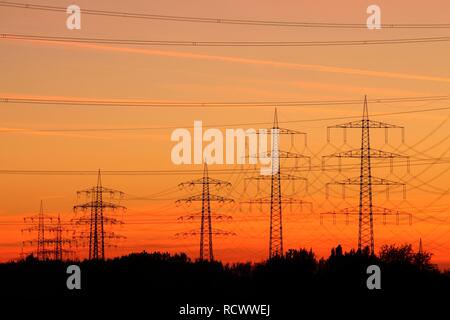 Lignes de transmission à haute tension, lignes électriques, coucher de soleil, entre Essen, Essen et Oberhausen, Rhénanie du Nord-Westphalie Banque D'Images