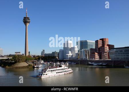 Neuer Zollhof ou bâtiments Gehry par l'architecte Frank O. Gehry dans les médias Medienhafen de Düsseldorf, Rhénanie, port Banque D'Images