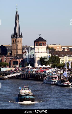 La Banque du Rhin, de la vieille ville, du Rhin, de navires, de l'église St Lambertus Appartements Central Tower, Düsseldorf, Rhénanie du Nord-Westphalie Banque D'Images