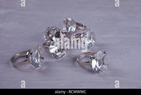 Anneaux de mariage géant d'argent sur fond gris Banque D'Images