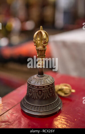 - L'équipement religieux bouddhiste Vajra Dorje et Bell. Vue en gros en monastère bouddhiste tibétain au Ladakh Banque D'Images