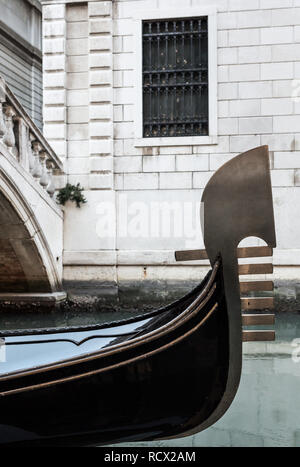 Vue rapprochée d'une gondole vénitienne metal design à la proue à Venise, Italie Banque D'Images