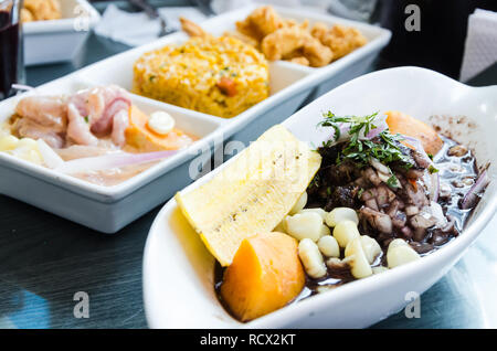 La nourriture péruvienne : conchas negras cebiche et dans l'arrière-plan, triple cebiche, fruits de mer et riz poissons de chicharron Banque D'Images