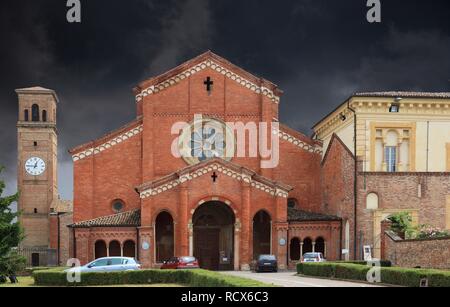 Les nuages de tempête au-dessus de l'abbaye Chiaravalle della Colomba, la plus ancienne abbaye cistercienne en Italie, Émilie-Romagne, Italie, Europe Banque D'Images