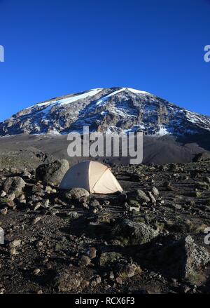 Tente, en vue du sommet du mont Kilimandjaro, vus de la Barranco Hut, Tanzania, Africa Banque D'Images