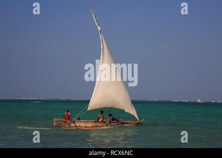 Dau, dhow, un navire à voile traditionnel, Zanzibar, Tanzania, Africa Banque D'Images