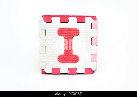 Blocs de jouets cube formant avec alphabets. Isolé sur le fond blanc. Banque D'Images