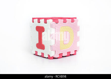 Photo de toy blocks cube formant avec alphabets. Isolé sur le fond blanc. Banque D'Images