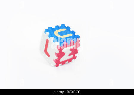 Photo de toy blocks cube formant avec alphabets. Isolé sur le fond blanc. Banque D'Images