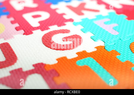 Modèle d'alphabet coloré de blocs. Banque D'Images