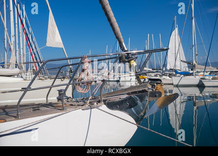 Vue rapprochée de la marina des yachts modernes à Fethiye, Turquie Banque D'Images