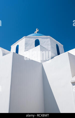 Eglise orthodoxe grecque des Cyclades sur l'île de Paros, Grèce. Croix blanche sur fond de ciel bleu Banque D'Images