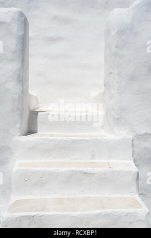 Escalier peint en blanc dans un style architectural traditionnel des Cyclades, l'île de Paros, Cyclades, en Grèce. Fond abstrait architecture Banque D'Images