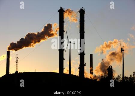 Éolienne sur Halde Scholven, tas de mine, à côté du Scholven centrale électrique au charbon exploité par E.ON, Gelsenkirchen Banque D'Images