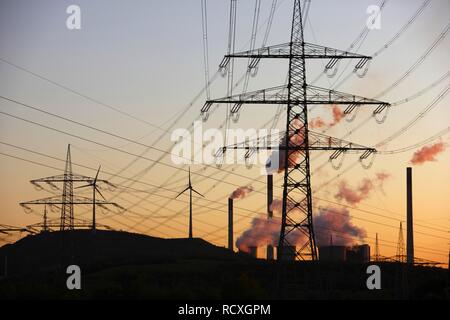 Lignes à haute tension sur la Halde Scholven, tas de mine, à côté du Scholven centrale électrique au charbon exploité par E.ON Banque D'Images