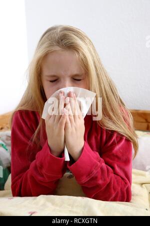 Fille, 10 ans, avec un rhume, grippe, fièvre, s'être mouché le nez Banque D'Images