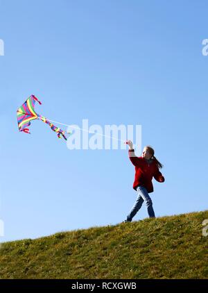 Fille, 10, flying a kite Banque D'Images