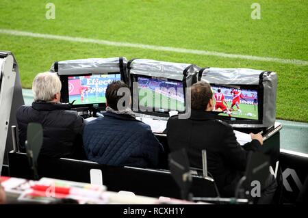 Chaînes de télévision SKY direction image au bord d'un terrain de football lors d'un deuxième match de championnat, Fortuna Düsseldorf vs Dynamo Dresde Banque D'Images