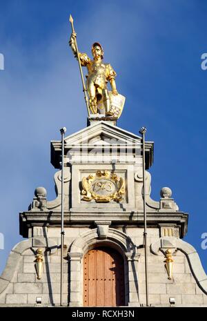 Maison à pignon, maison de guilde, façade ornée d'or, figure sur le pignon pointu, Grand-Place, centre historique d'Anvers, Flandre Banque D'Images