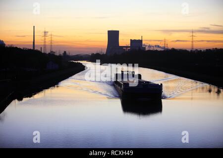 D'un cargo à l'aube, Datteln-Hamm-Kanal, canal, à proximité de Waltrop Trianel power plant sur Stummhafen au dos Banque D'Images