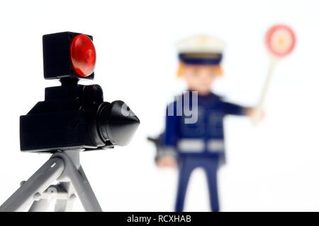 Playmobil figure, un policier portant un uniforme bleu, panneau d'arrêt et d'un appareil radar de la police pour mesurer la vitesse des véhicules Banque D'Images