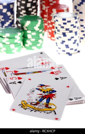 Poker, jeux de cartes, jetons, jetons, avec des valeurs différentes, carte joker Banque D'Images