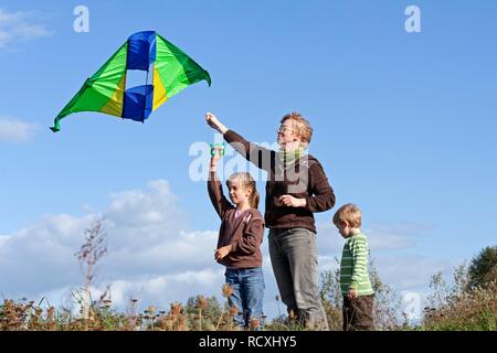 Femme et enfants voler un cerf-volant, kiteflying, Hitzacker, Basse-Saxe Banque D'Images
