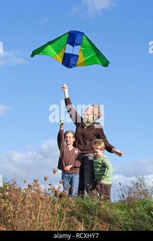 Femme et enfants voler un cerf-volant, kiteflying, Hitzacker, Basse-Saxe Banque D'Images