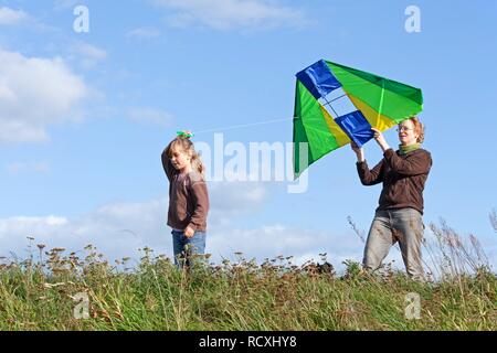 Femme et fille voler un cerf-volant, kiteflying, Hitzacker, Basse-Saxe Banque D'Images