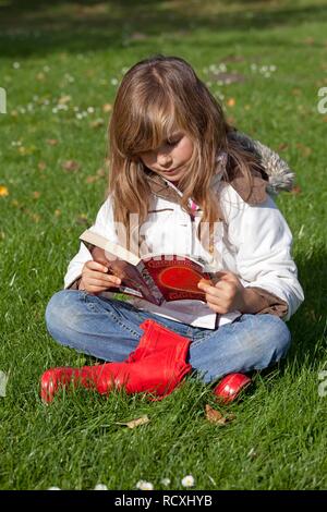 Jeune fille lisant une bande dessinée Banque D'Images