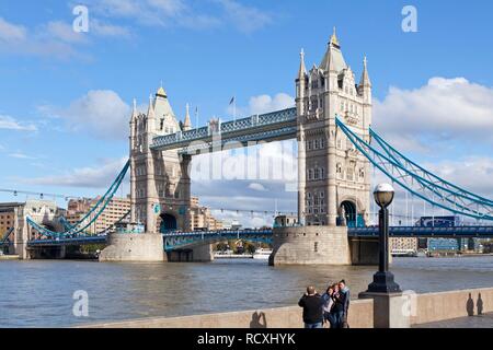 Tower Bridge, de la rivière Thames, London, Angleterre, Royaume-Uni, Europe Banque D'Images