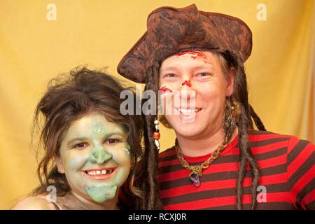 Jeune couple en costume habillé en sorcière et un pirate Banque D'Images