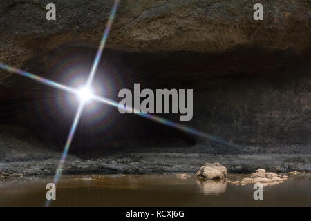 La lumière du soleil à travers la grotte sombre. Banque D'Images