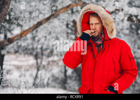 Bel homme de fumer un cigare dans l'extérieur Banque D'Images