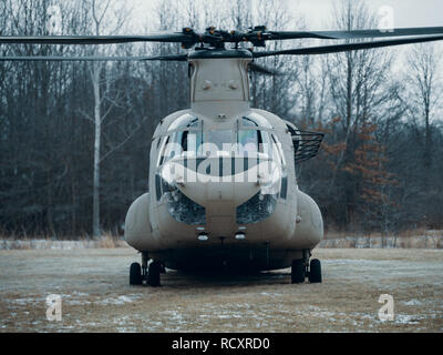 Un CH-47 Chinook affecté à la Compagnie Bravo, 3e Bataillon, 126e Régiment d'aviation, New York Army National Guard de Rochester, piloté par l'Adjudant-chef trois John Hermanson et l'Adjudant-chef deux Aaron Taylor, les pilotes affectés à la 126ème, se prépare à partir après le déchargement des soldats affectés à la troupe, 2e Escadron, 101e régiment de cavalerie, NYARNG de Buffalo, à la Garde nationale site de formation à Youngstown, N.Y., 12 janvier, 2019. La 126e est de fournir un soutien à l'infiltration et l'exfiltration C Troop pendant leurs exercices d'entraînement par temps froid. (U.S. Air National Guard Banque D'Images