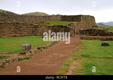 Puka Pukara, la Forteresse Rouge ou les vestiges de l'architecture militaire de l'Empire Inca dans la région de Cuzco, site archéologique au Pérou Banque D'Images