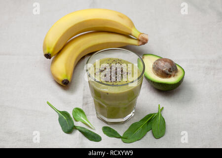 Les smoothies banane avocat épinards dans un verre, des bananes et d'avocat, chia graines sur un arrière-plan , Banque D'Images