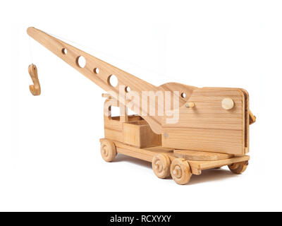 Photo d'un camion-grue en bois en hêtre blanc fond isolé sur un Banque D'Images