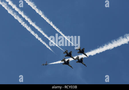 L'US Air Force Thunderbirds equipe de formation performance battant General Dynamics F-16 Fighting Falcon dans ANG Selfridge Air show Banque D'Images