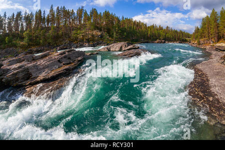 Rapides sur la rivière Sjoa dans Oppland County de l'Est de la Norvège, Scandinavie, populaire pour le rafting, kayak, nage en eau vive et d'autres activités Banque D'Images