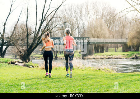 Senior woman with daughter longeant le fleuve Banque D'Images
