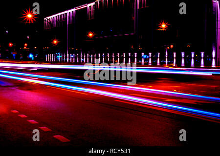 La lumière des voitures sur une autoroute - Sentiers de nuit. Le trafic de nuit des sentiers. Motion Blur. Le trafic routier de la ville de nuit avec motion projecteur. Paysage urbain. Light up Banque D'Images