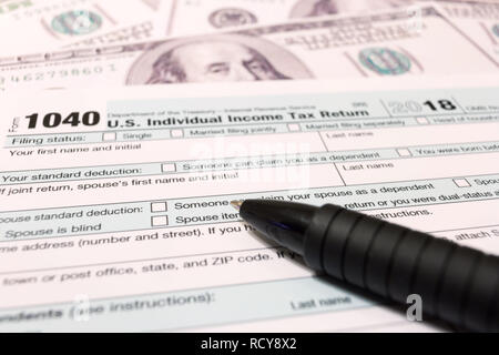 Calendrier 2019 avec 1040 Formulaire de déclaration de revenus pour 2018 montrant tax day pour le dépôt le 15 avril Banque D'Images
