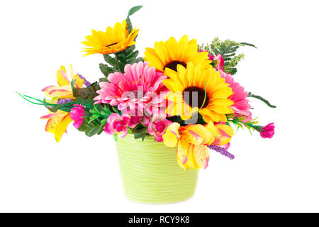 Tissu coloré fleurs dans vase isolé sur fond blanc. Banque D'Images