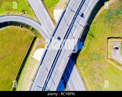 Vue aérienne de l'autoroute en ville. L'échange de wagons crossing passage supérieur. Échangeur routier à la circulation. Photo d'oiseau de l'antenne de l'autoroute. Expressway. Banque D'Images