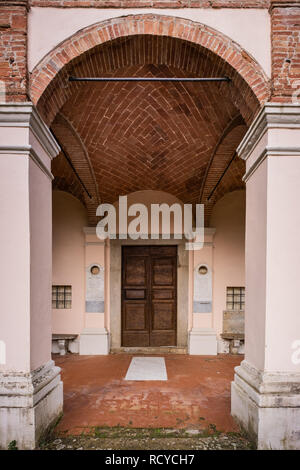Le sanctuaire de la Madonna del Carmine di Villasimius est situé près de collines boisées de Poggiopiano dans la municipalité de Volterra, province de Pise, Banque D'Images