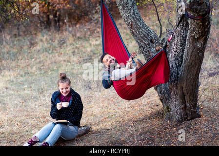 Couple sur le mode de vie en plein air, pique-nique Banque D'Images