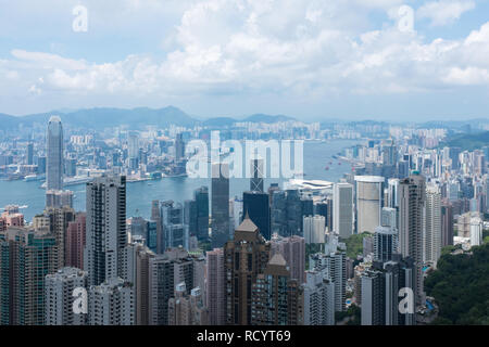 Les visiteurs au sommet de Victoria Peak, aussi connu comme le sommet de l'île de Hong Kong à la recherche vers le bas au niveau de la vue Banque D'Images